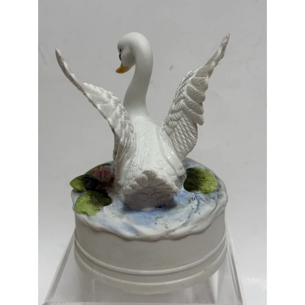 Vintage Porcelain Swan‎ Music Box Rotating Figurine White Bird Lily Pad Matte